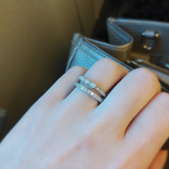 結婚指輪『アンジェミニョン』を着けた手元
