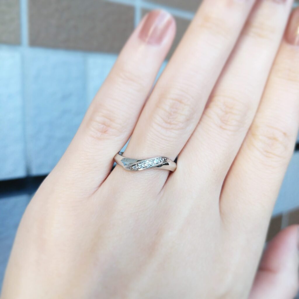 結婚指輪“トワ・エ・モワ”を着けた手元