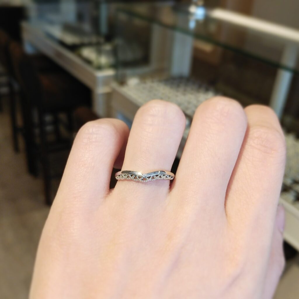 結婚指輪『アドラーブル』を着けた手元