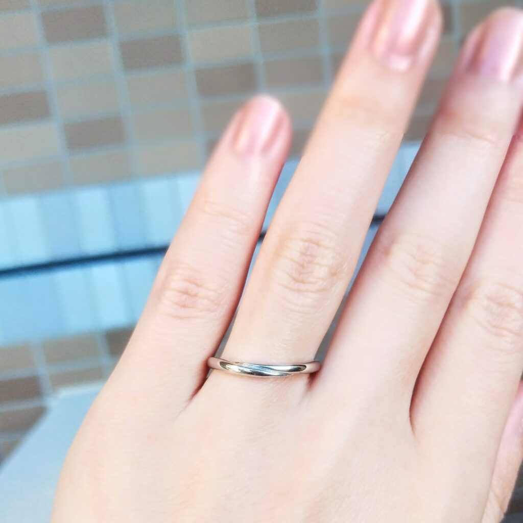 結婚指輪『リーニュ』を着けた手元