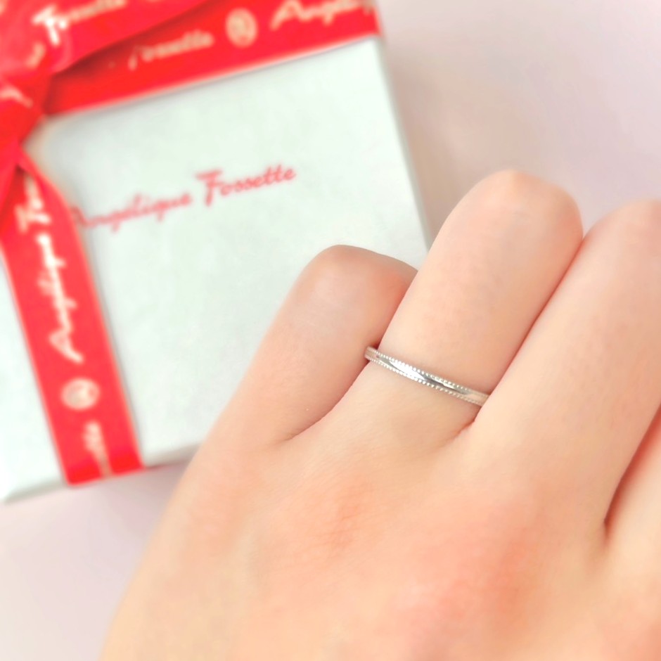 結婚指輪『ルル』を着けた手元