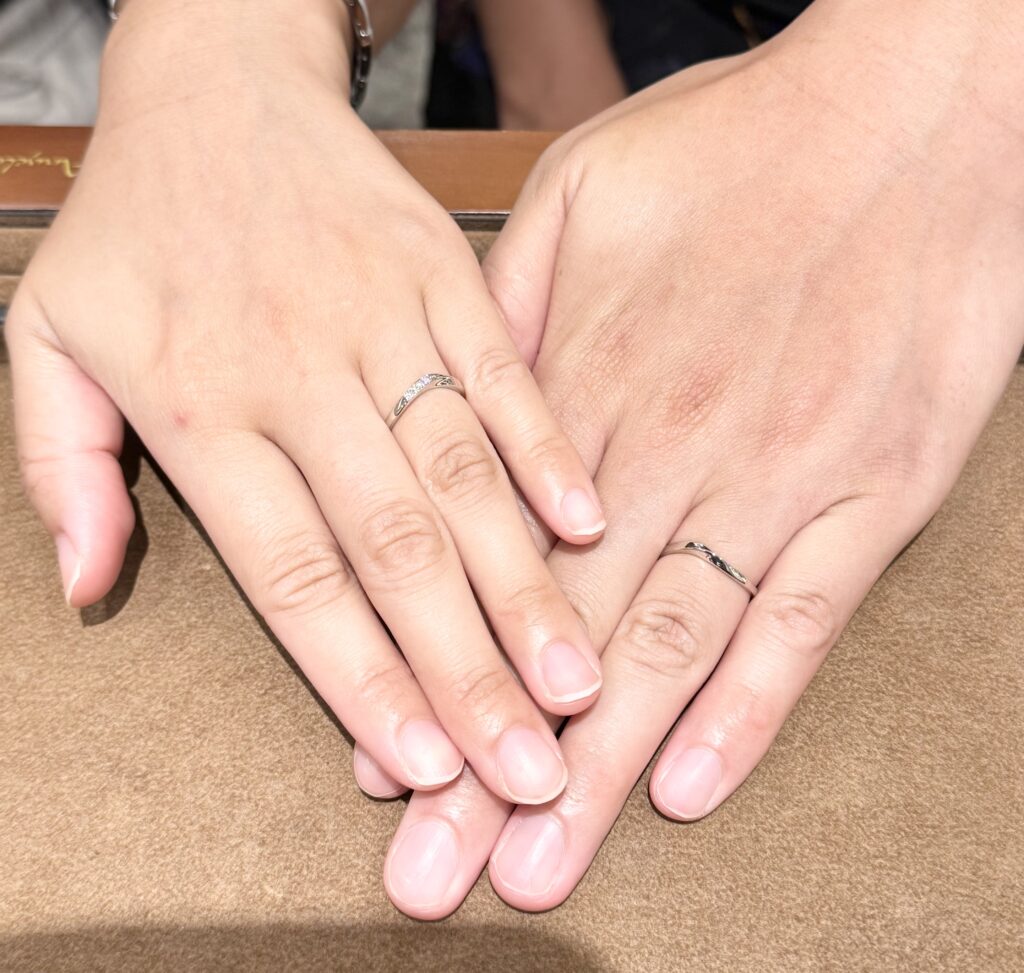 完成した結婚指輪を着けたおふたりの手元