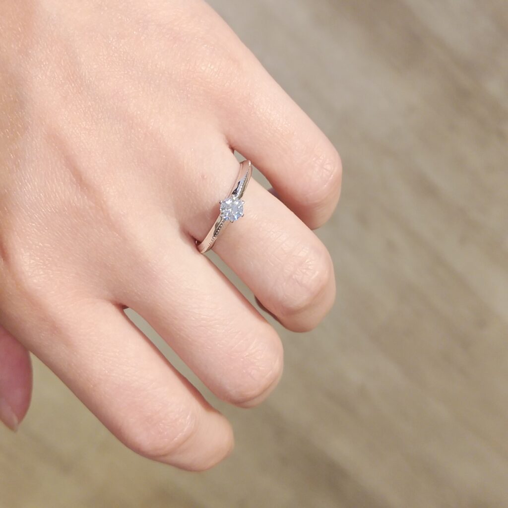婚約指輪『アザレ』を着けた手元