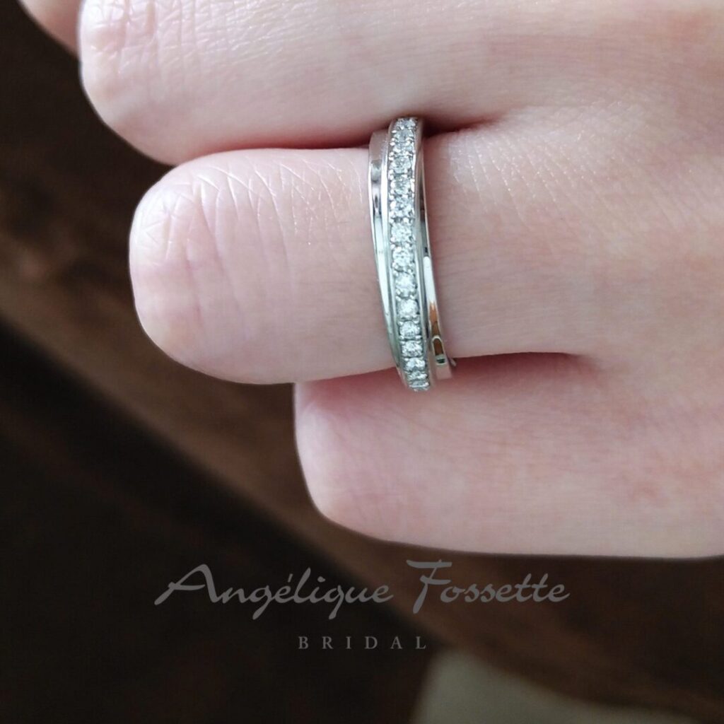 結婚指輪『フェリシテ』を着けた手元