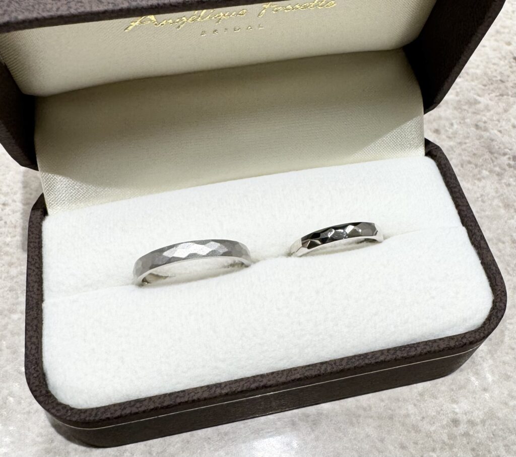 槌目加工の結婚指輪