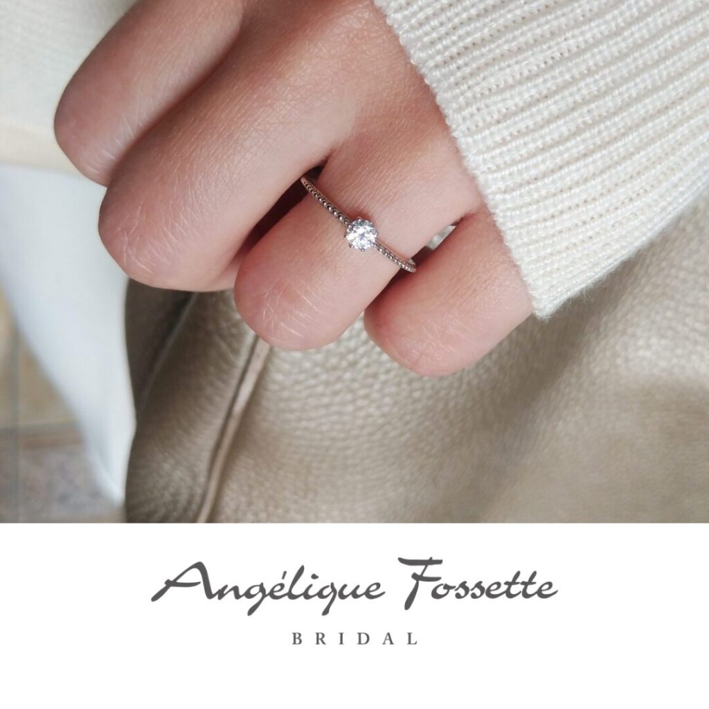 婚約指輪『ユトピー』を着けた手元