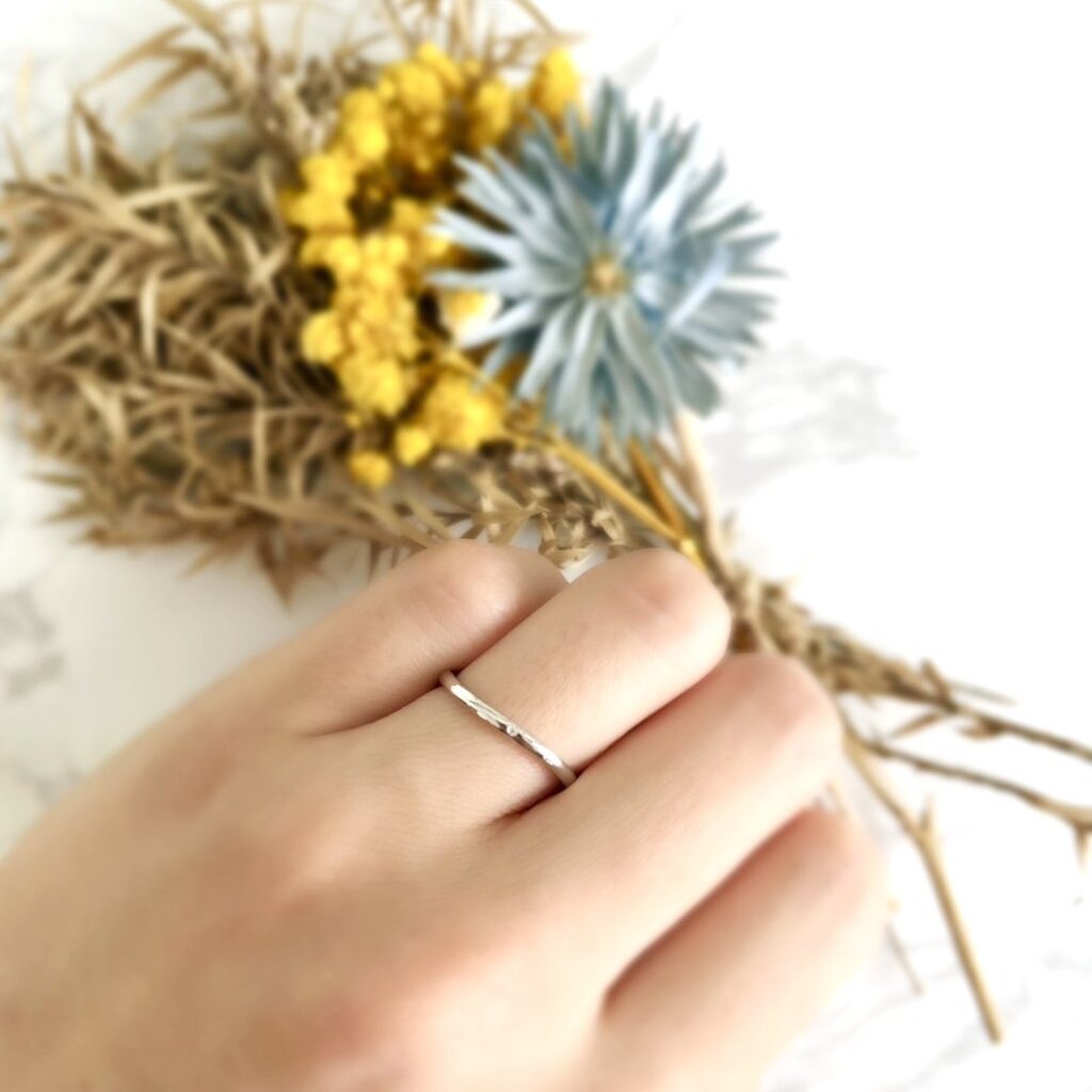 結婚指輪『ロン』を着けた手元