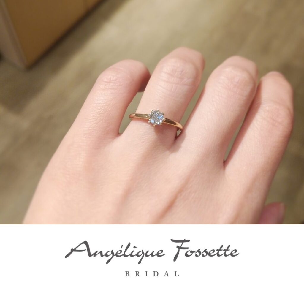 婚約指輪『ポミエ』を着けた手元