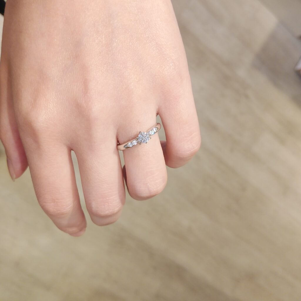 ポインセチアを意味する婚約指輪試着