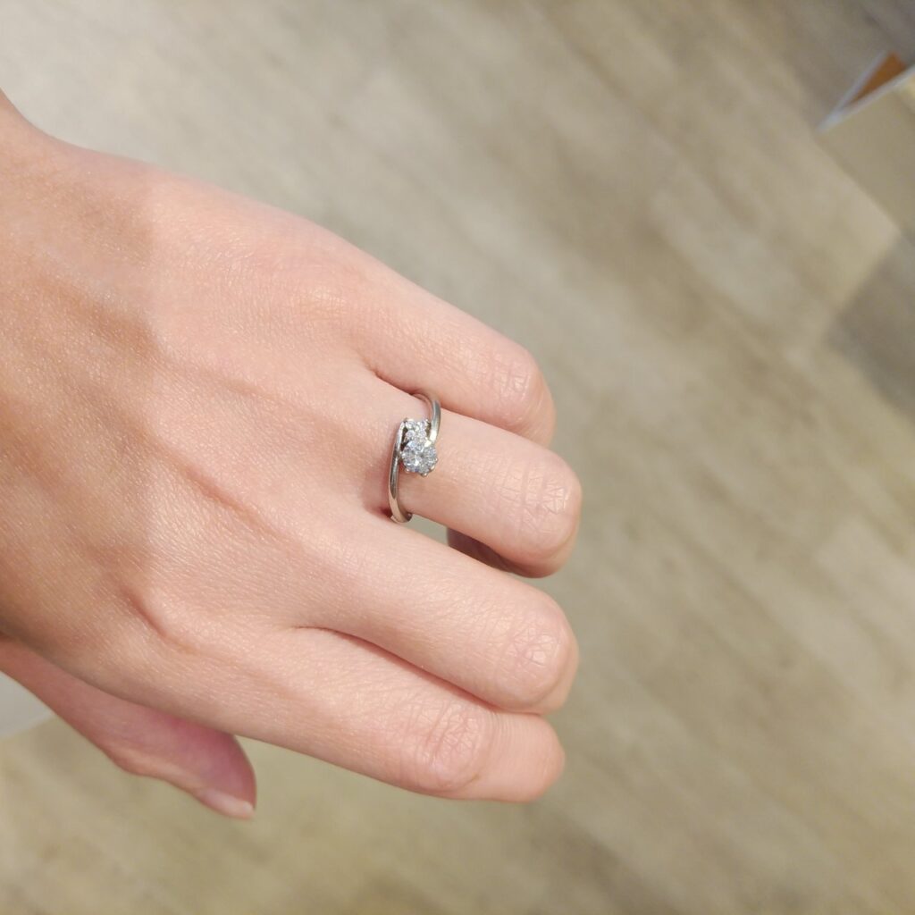 クローバーモチーフの婚約指輪試着