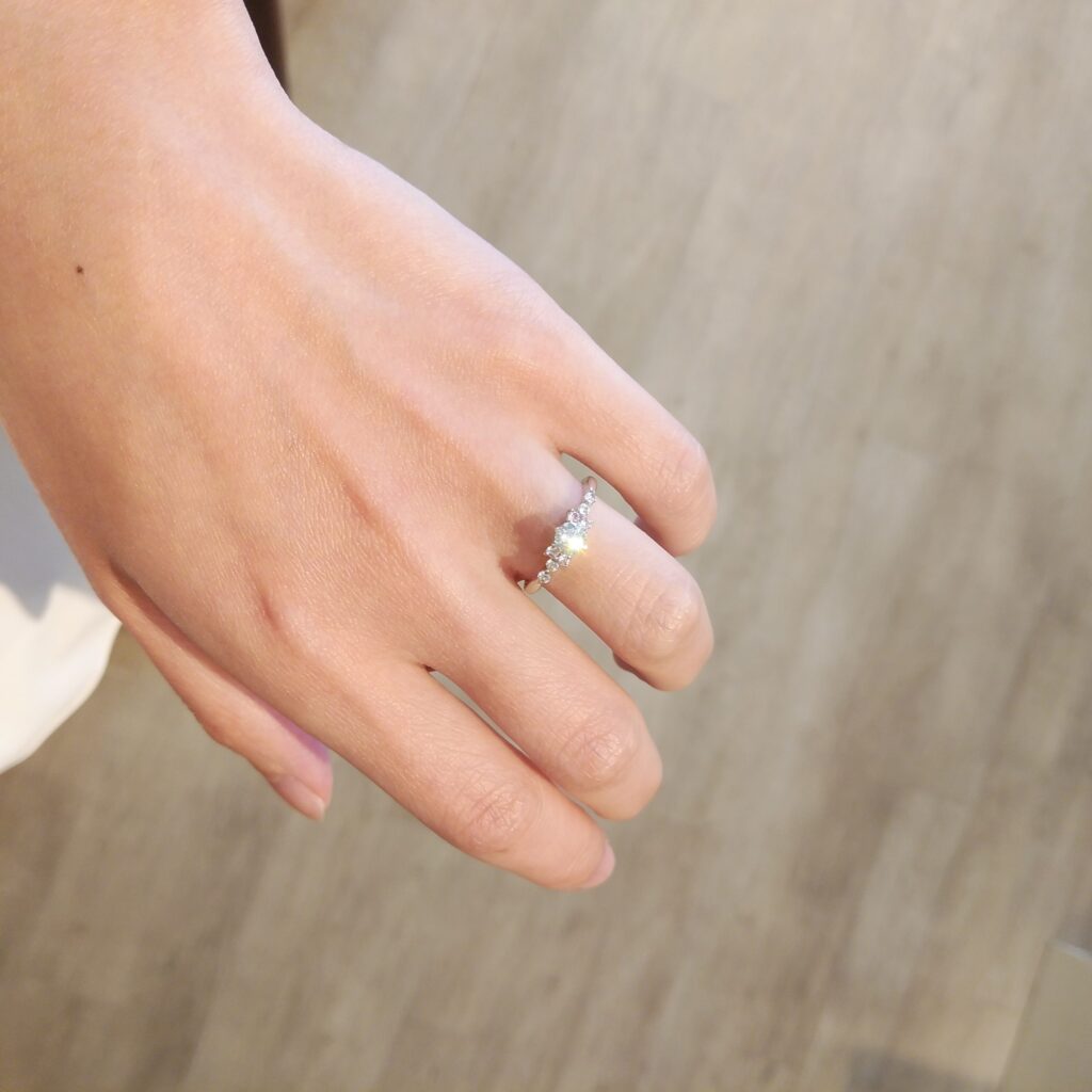 リボンシルエットの婚約指輪試着