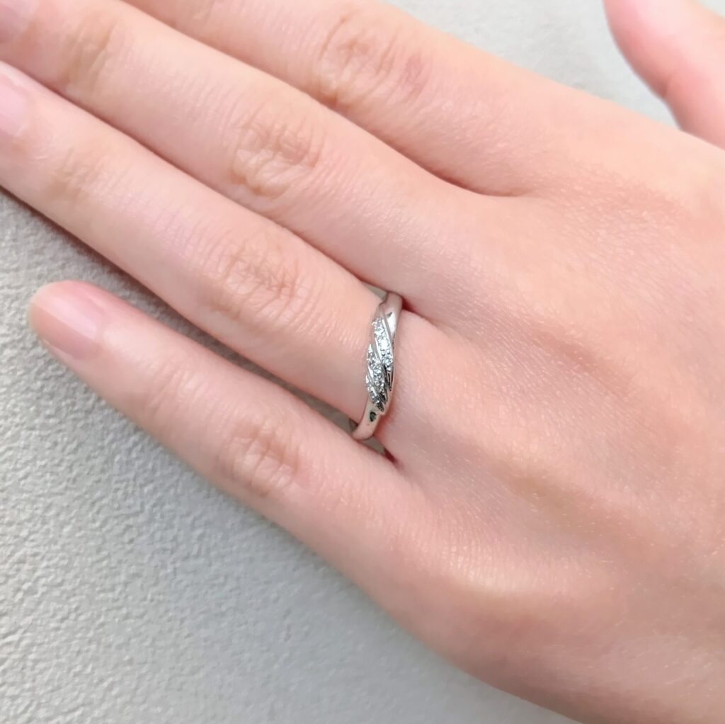 羽モチーフの結婚指輪試着