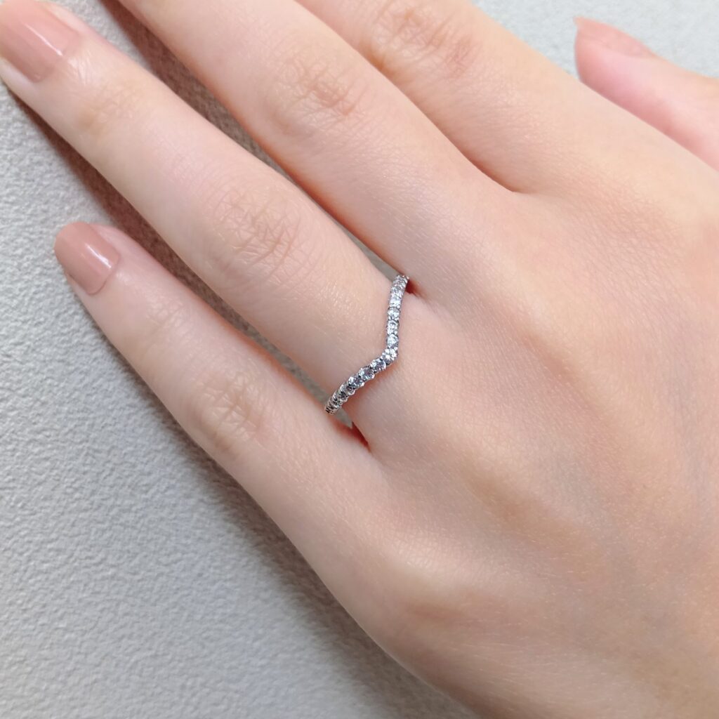 結婚指輪『エクラタン』を着けた手元