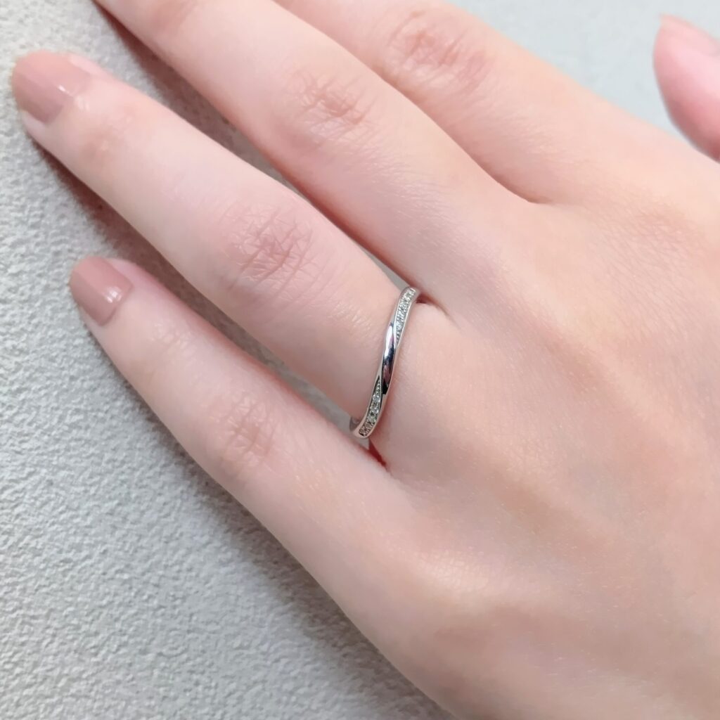 結婚指輪を着けた手元