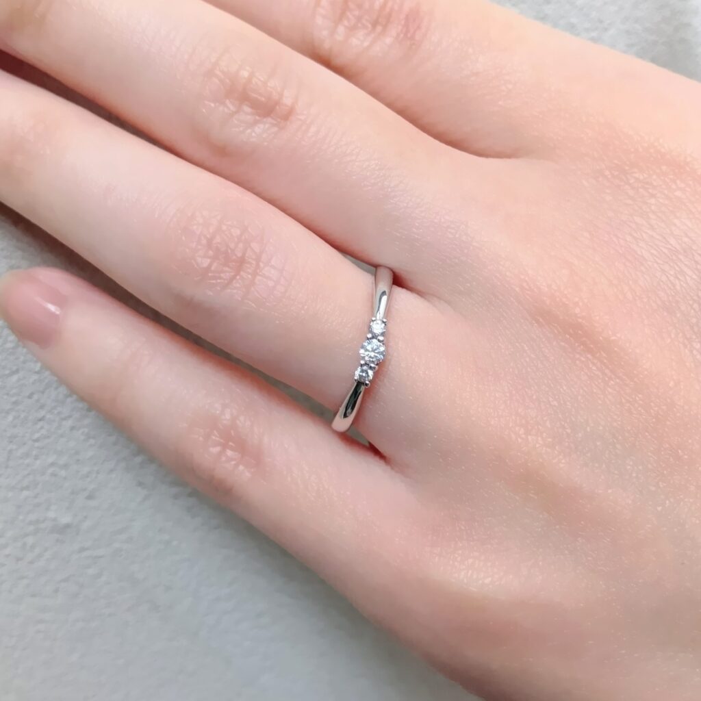 U字の結婚指輪試着