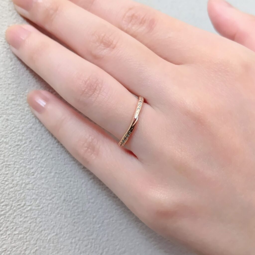 U字の結婚指輪試着