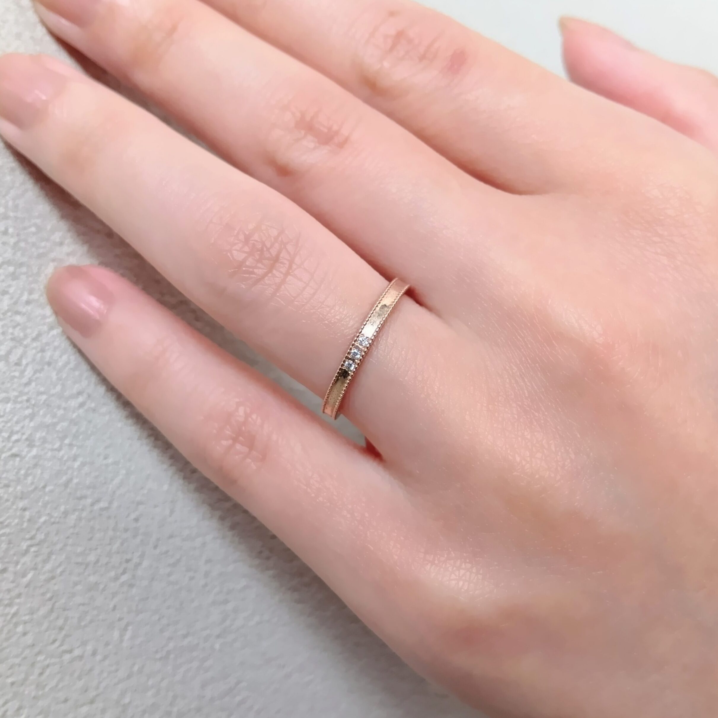 ピンクゴールドの結婚指輪試着