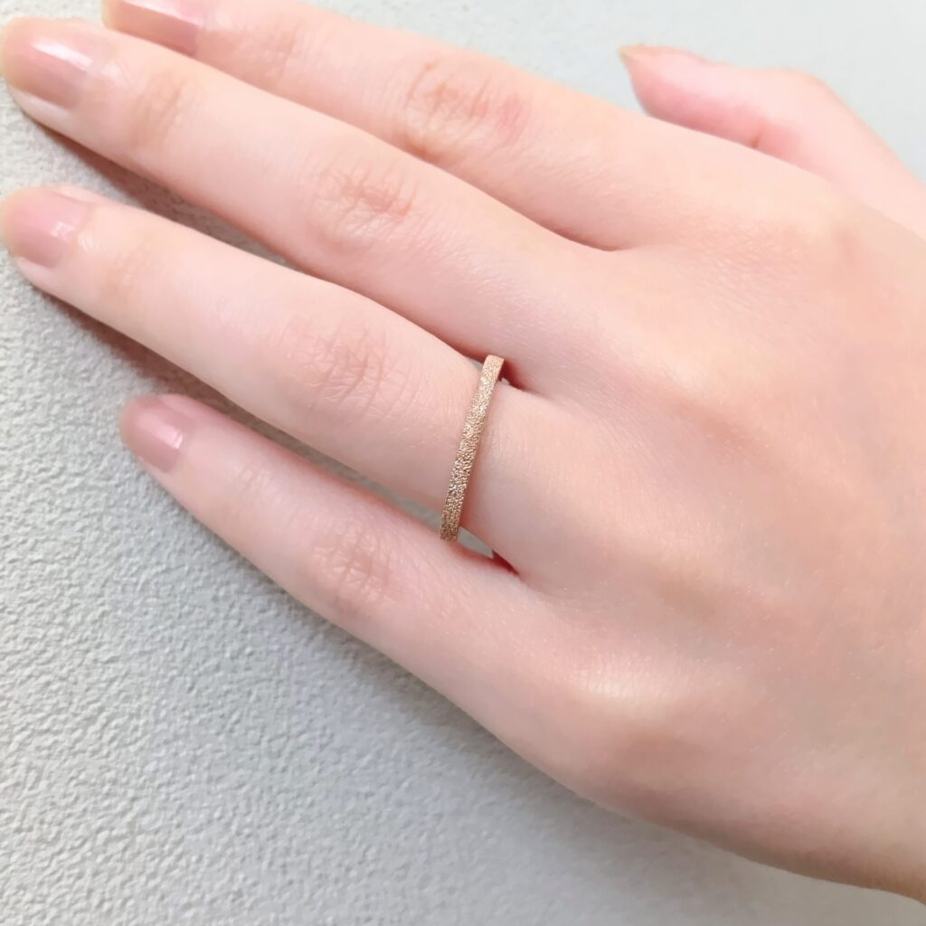 ピンクゴールドの結婚指輪試着