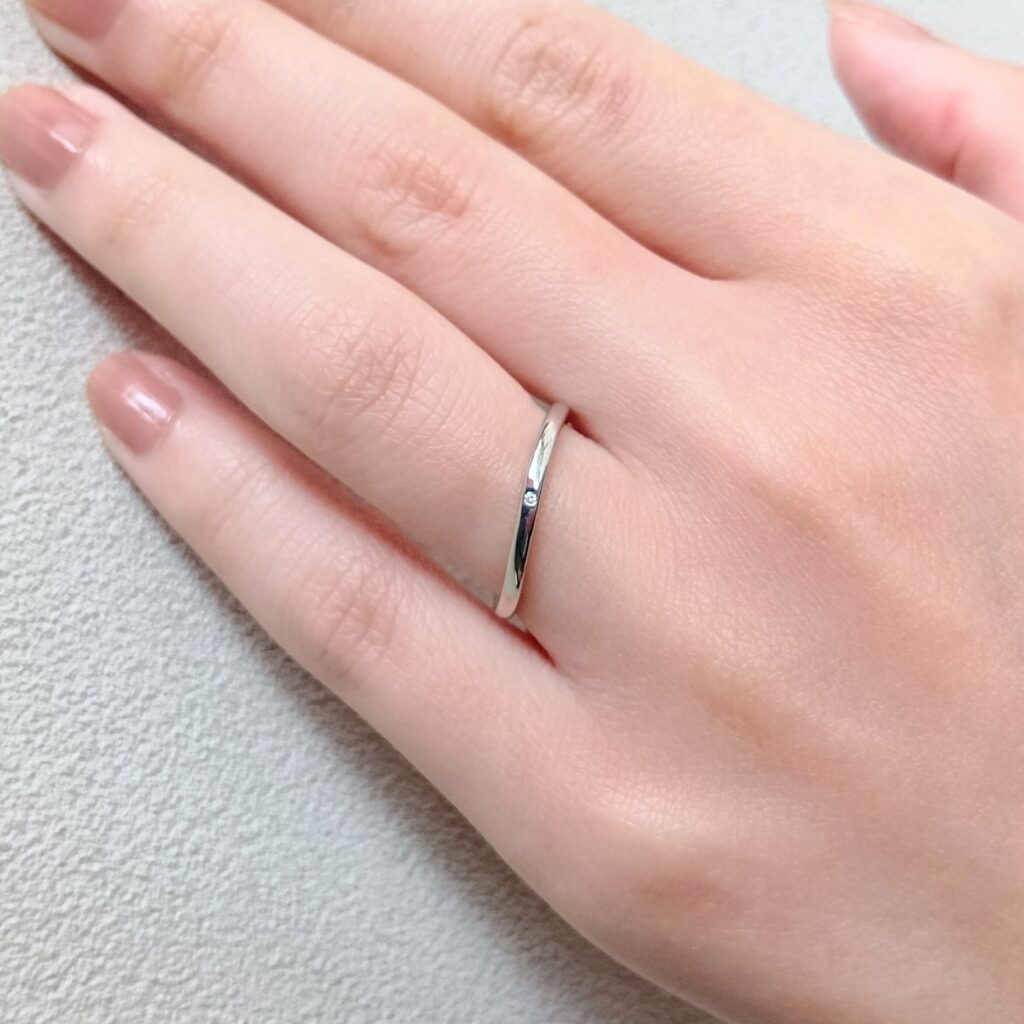 結婚指輪を着けた手元