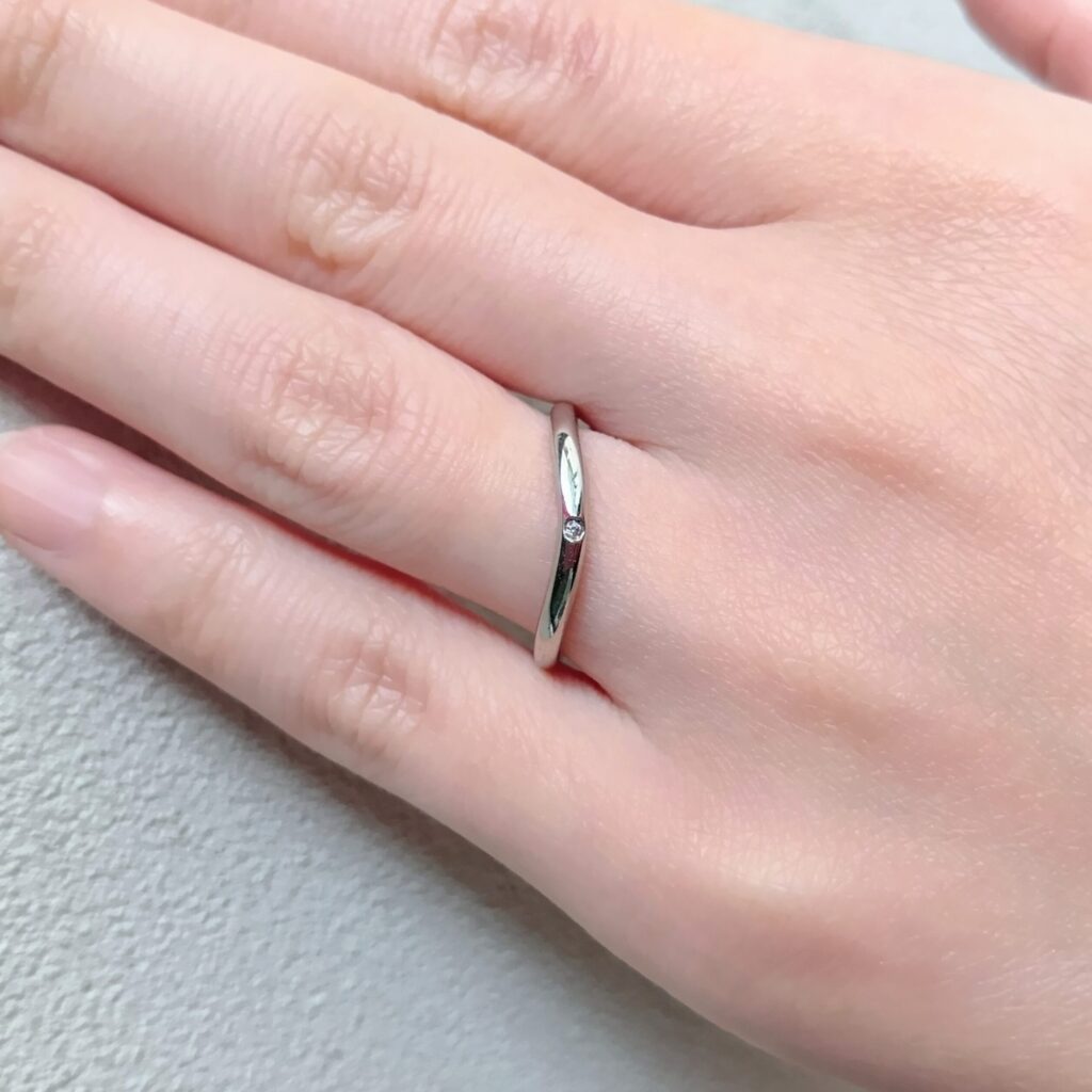 U字の結婚指輪試着