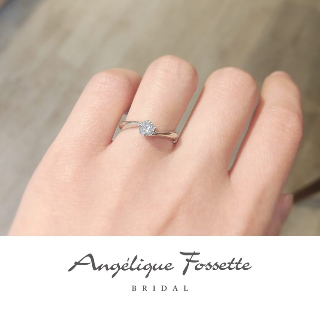 婚約指輪『アンコリ』を着けた手元