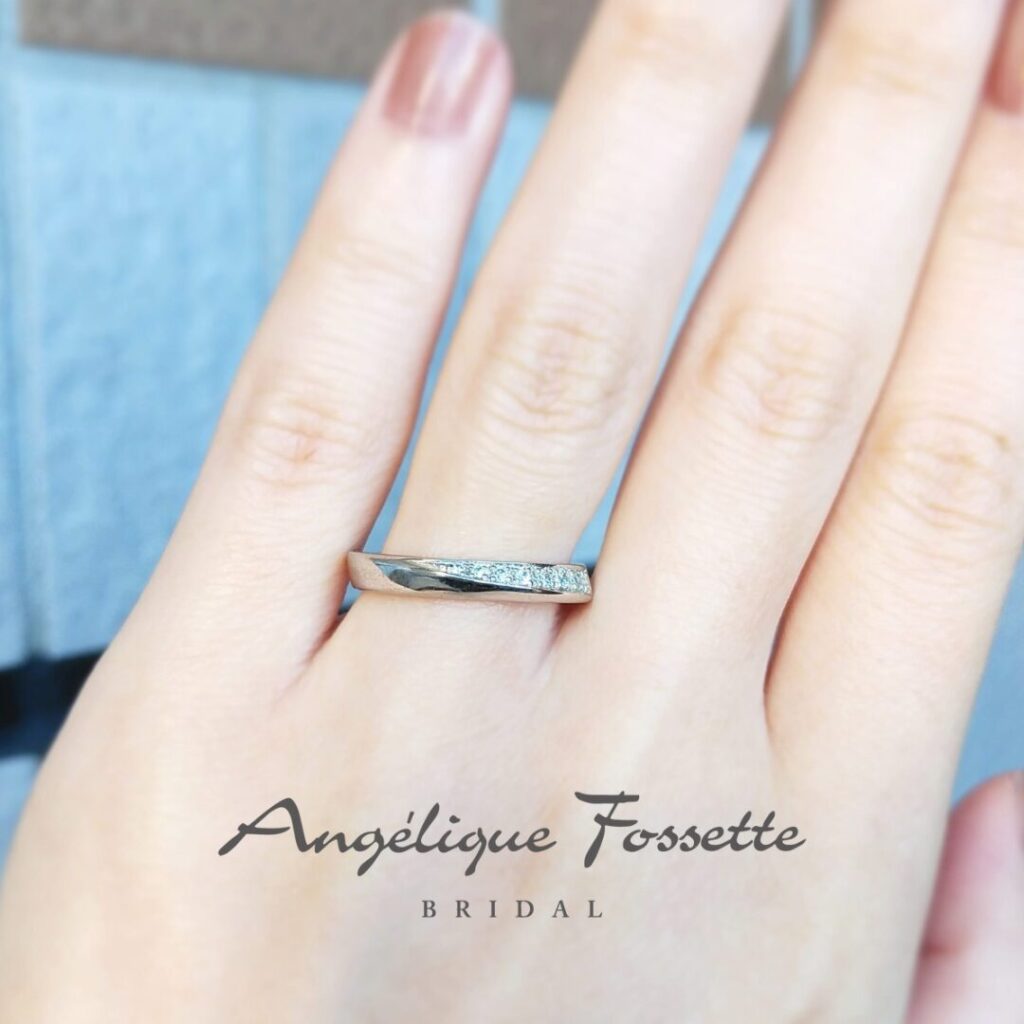 結婚指輪『プレズィール』を着けた手元
