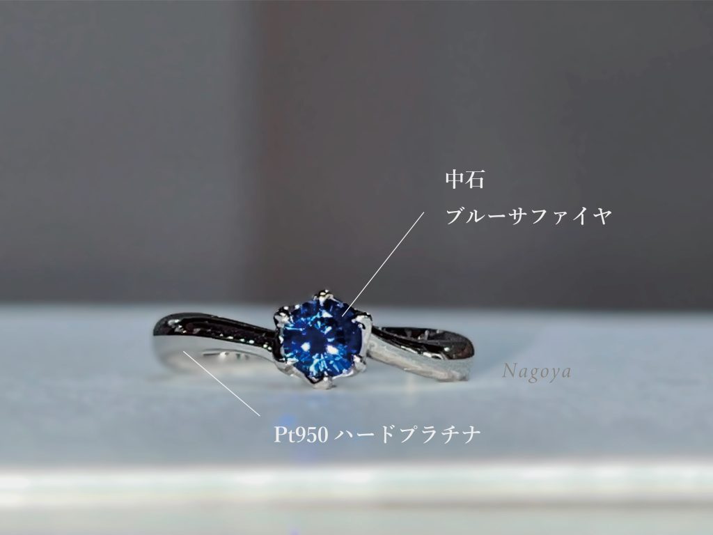 ブルーサファイアとソリティアデザインの婚約指輪
