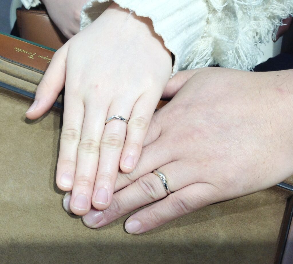 結婚指輪を着けた二人の手元