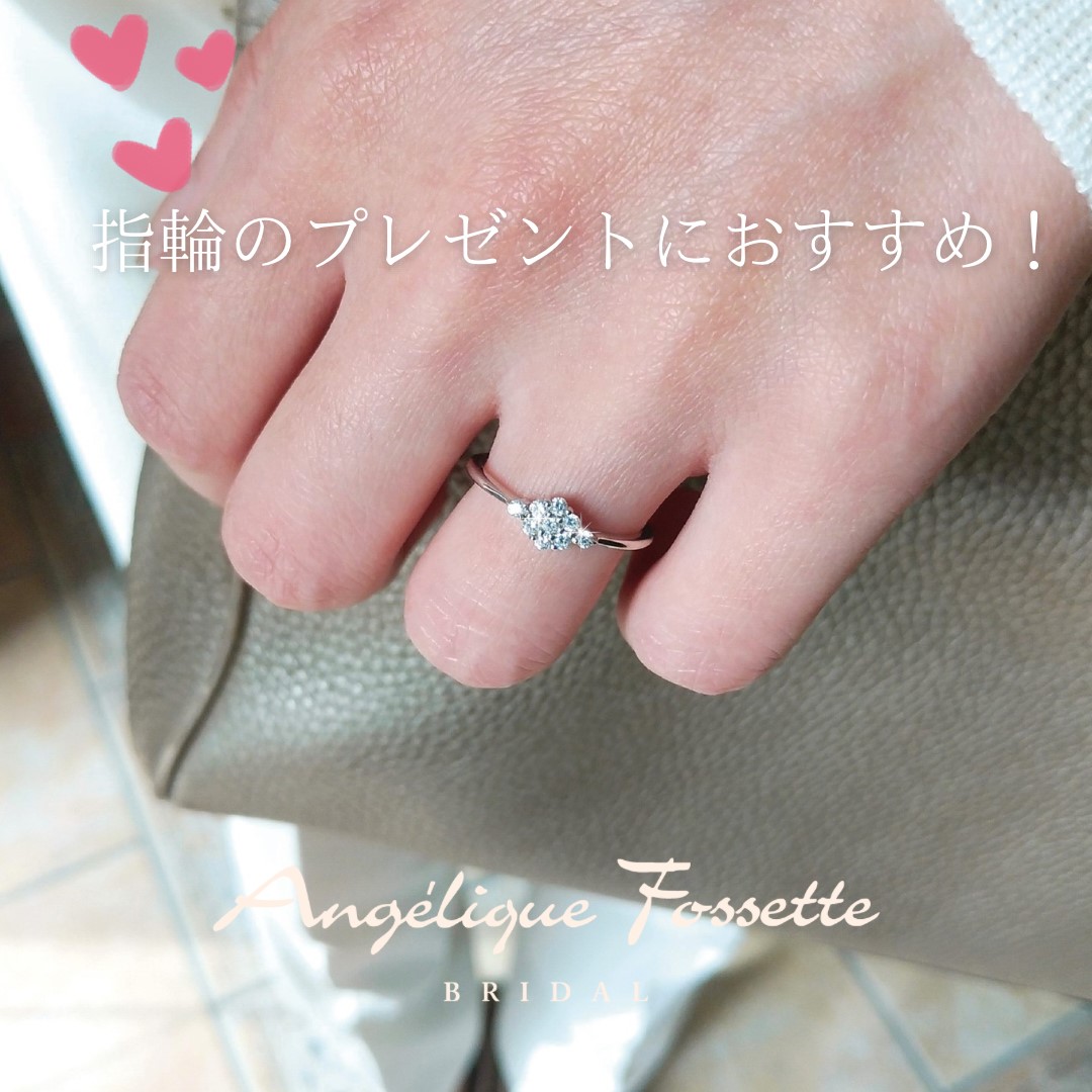 婚約指輪『パラディ』を着けた手元