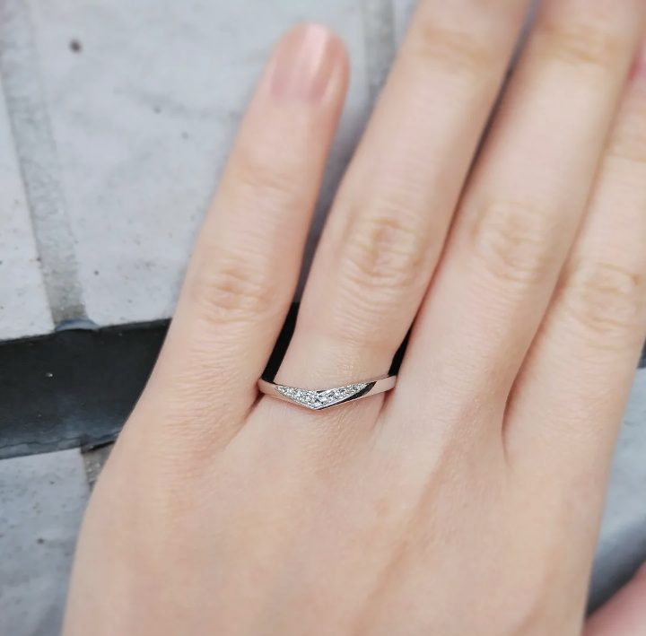 結婚指輪『ボーテ』を着けた手元