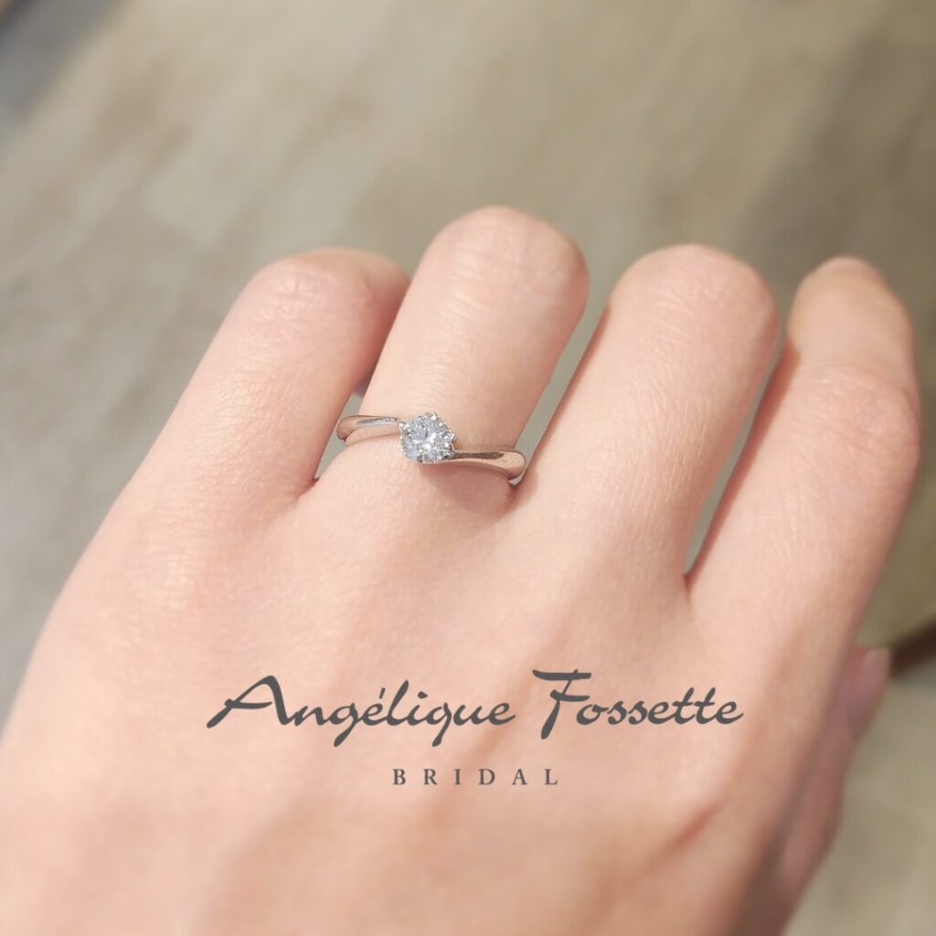 婚約指輪『アンコリ』を着けた手元