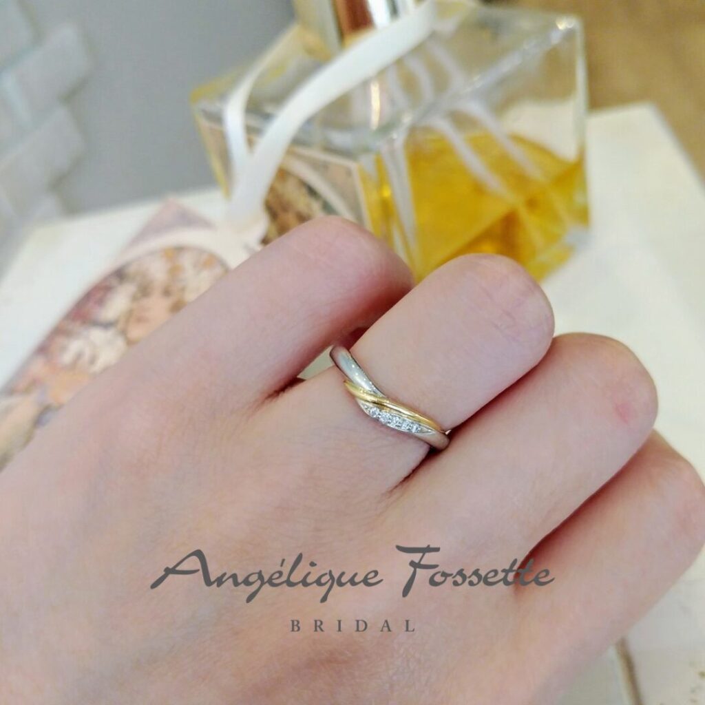 結婚指輪『シュシュ』を着けた手元