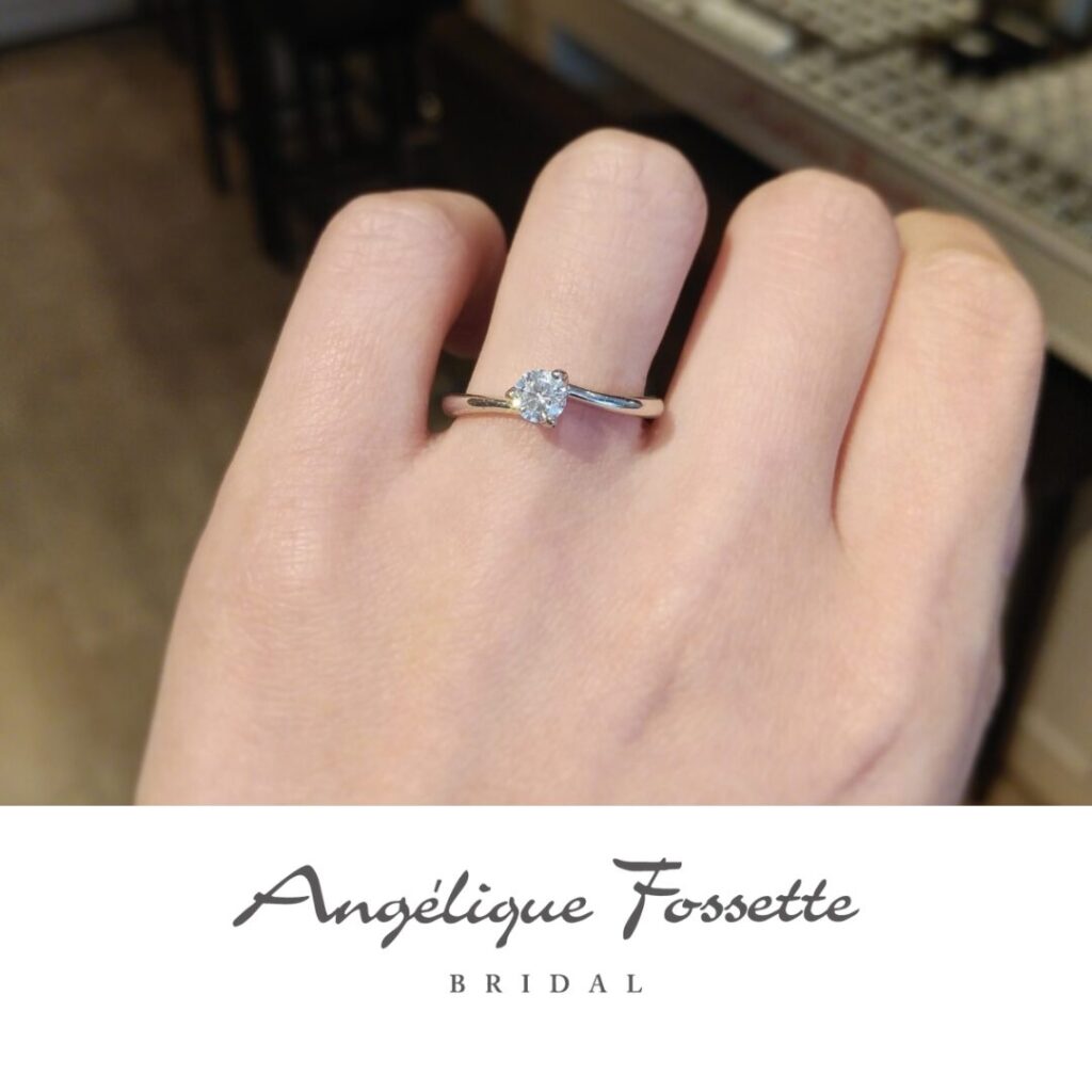 婚約指輪『ミモザ』を着けた手元