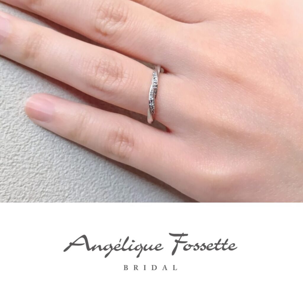 結婚指輪『ジュレ』を着けた手元