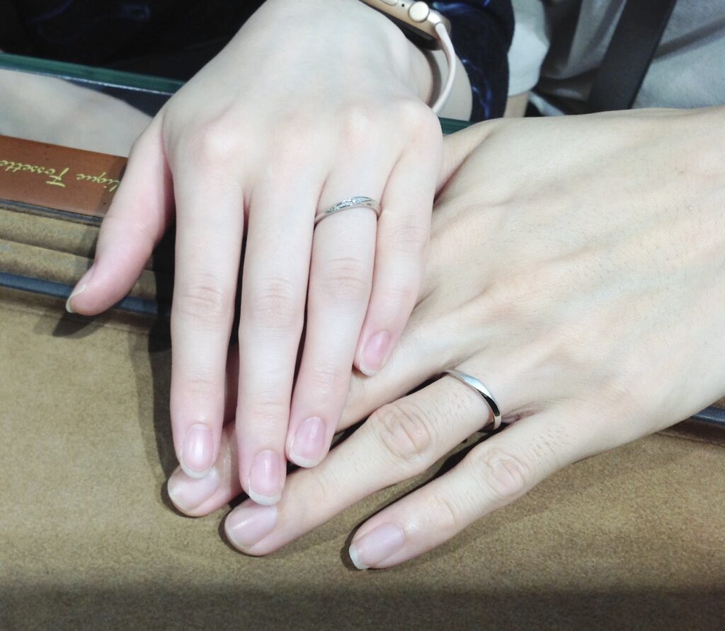 完成した結婚指輪を着けたふたりの手元
