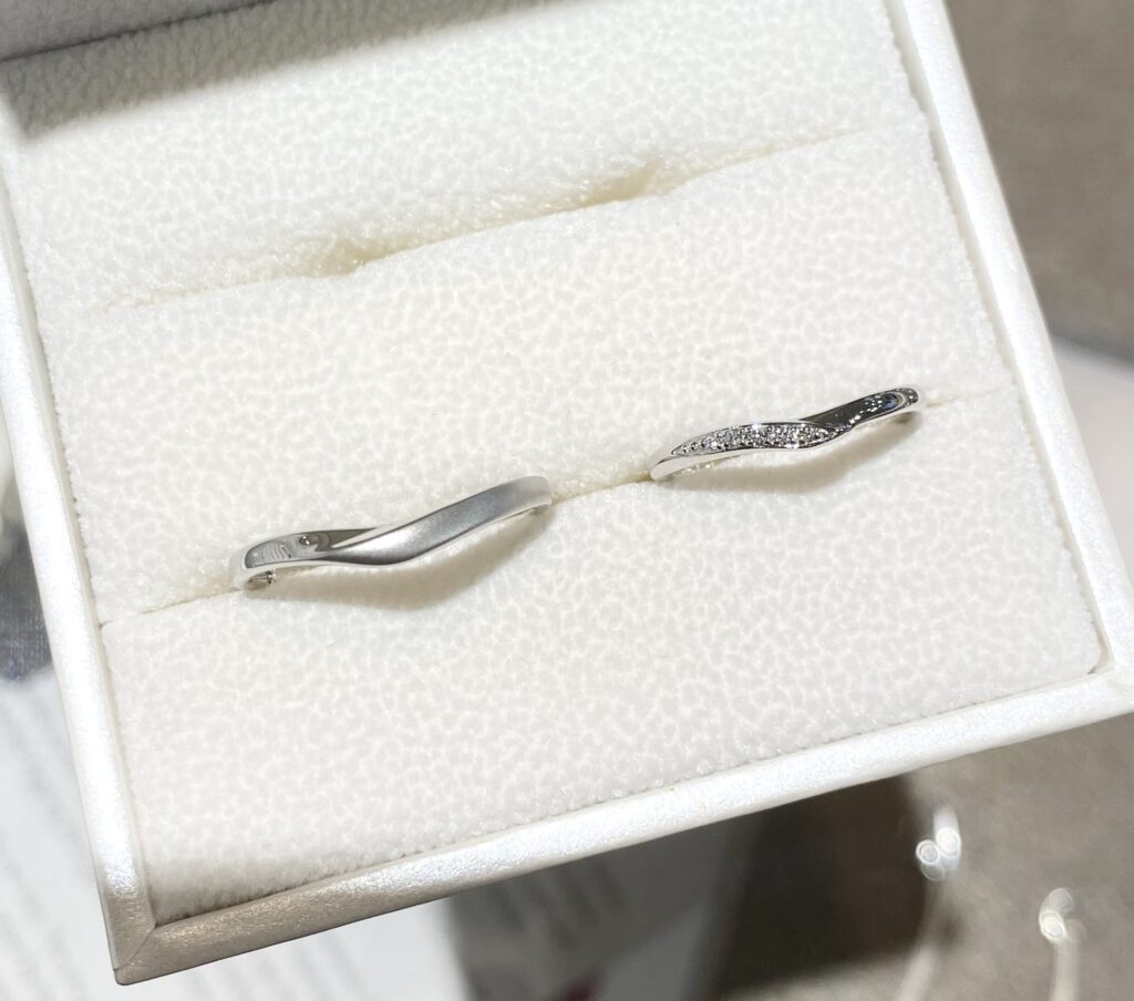 V字の結婚指輪