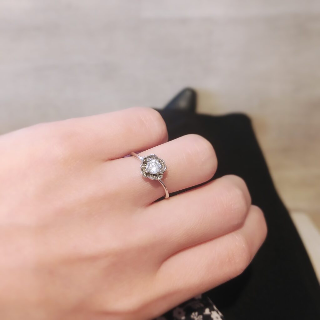 婚約指輪『モンナンジュ』を着けた手元