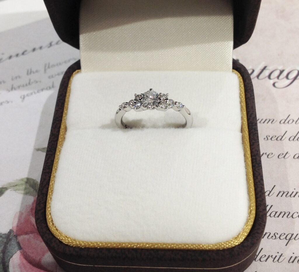 ケースに入った婚約指輪