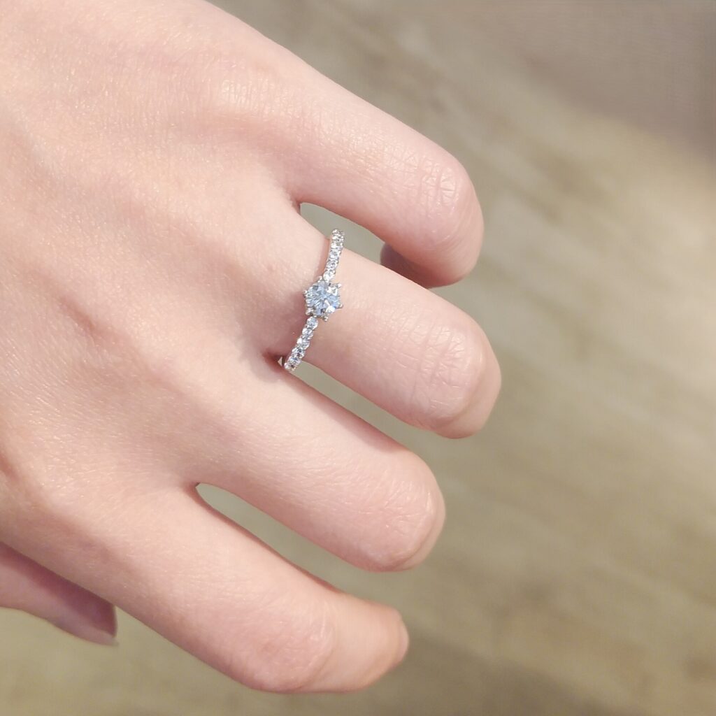 キャンディのように甘い存在を意味する婚約指輪試着