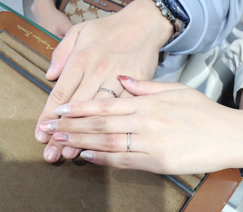 完成した結婚指輪を着けた手元