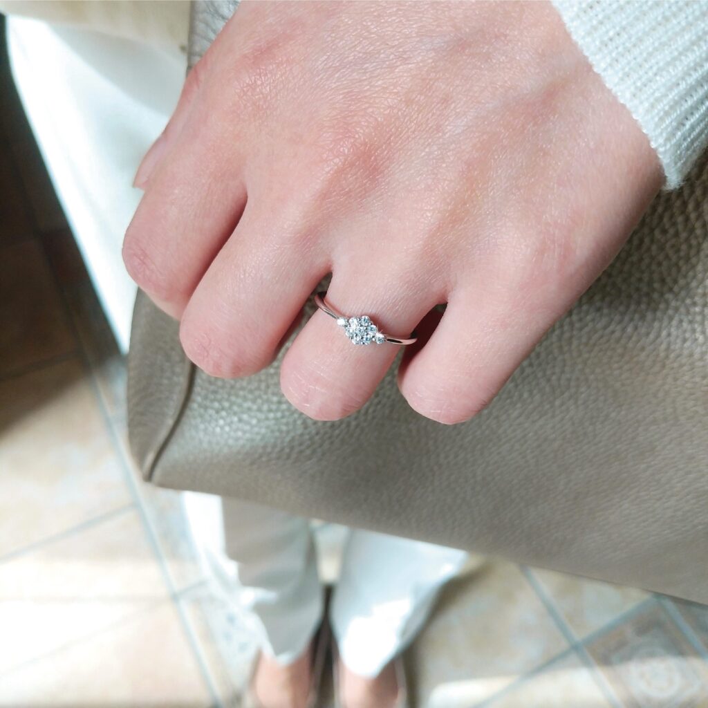 婚約指輪『パラディ』を着けた手元