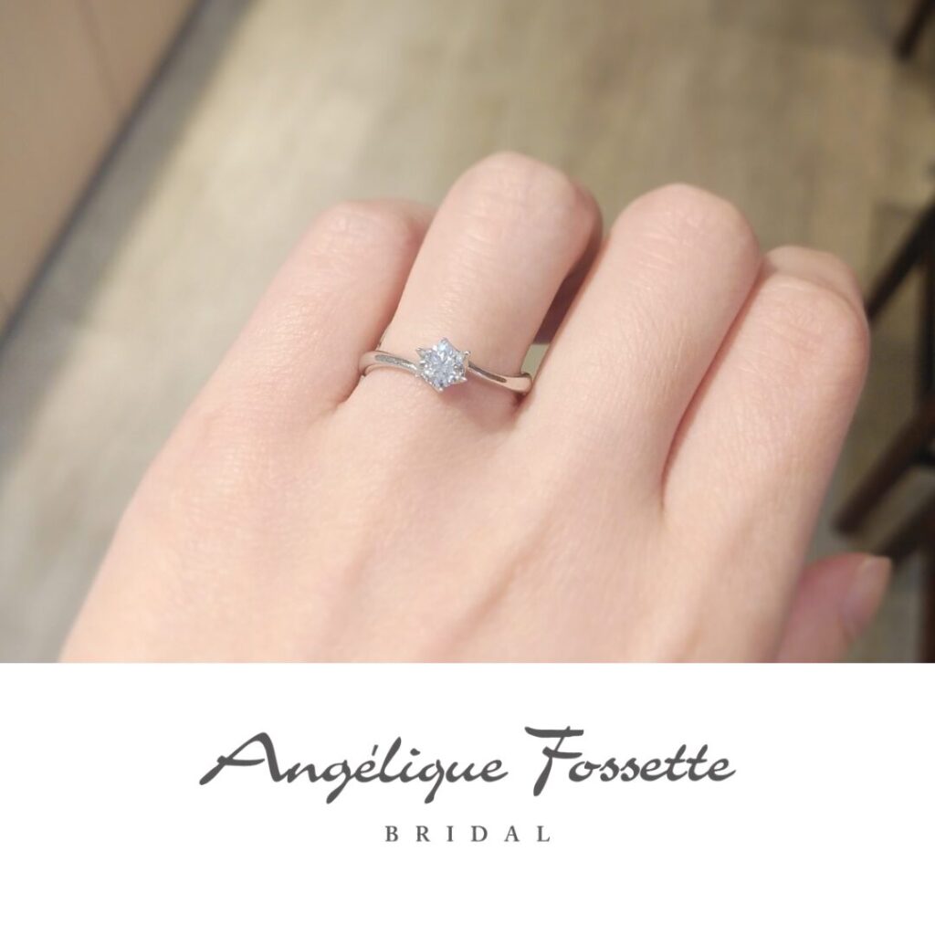 婚約指輪『ジプソフィル』を着けた手元