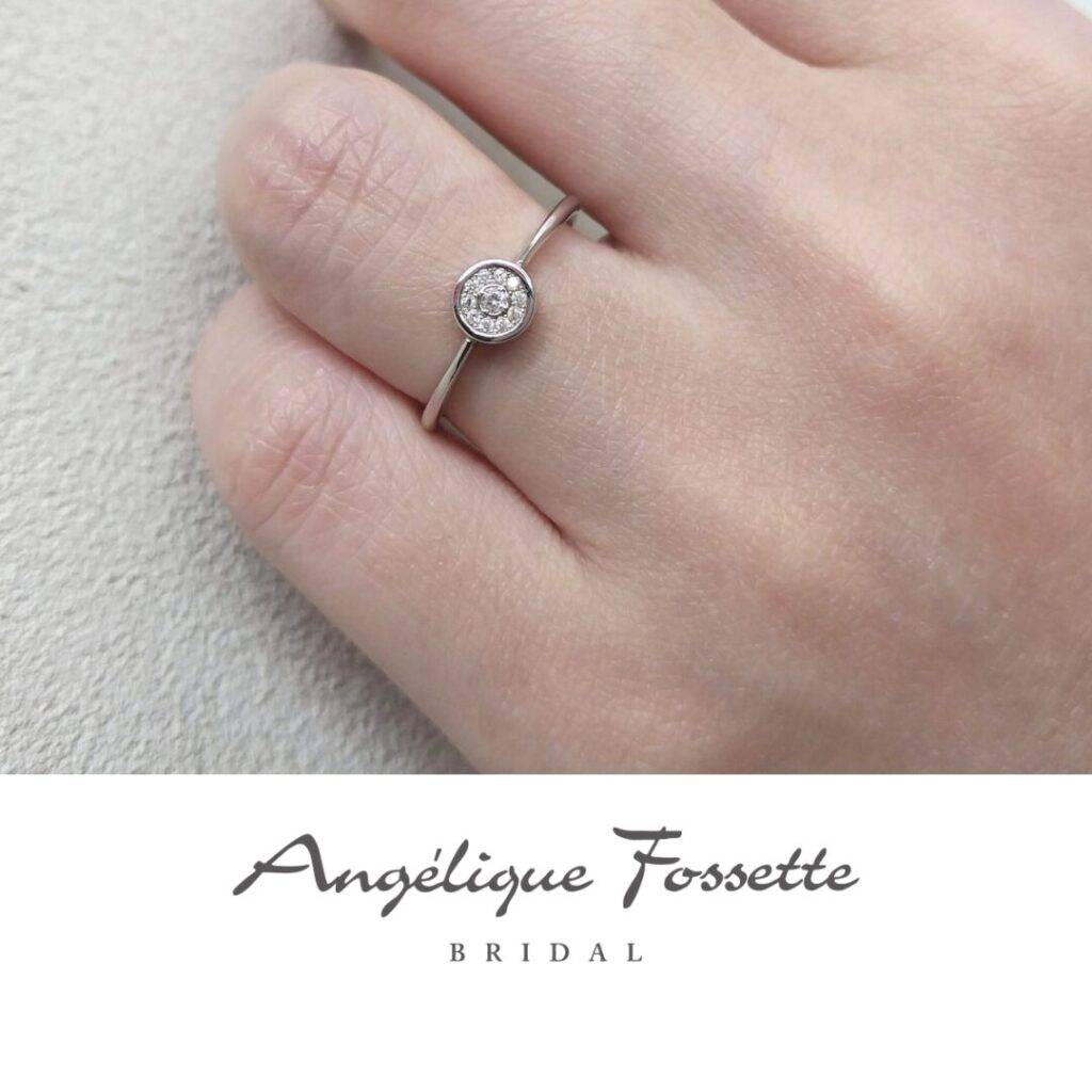 指輪『ソレイユ』を着けた手元