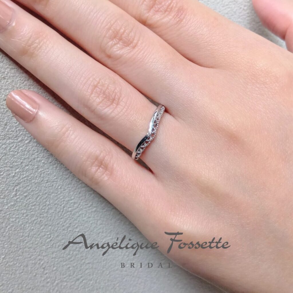 結婚指輪『アドラーブル』を着けた手元