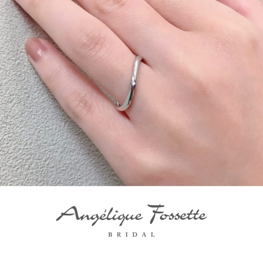 結婚指輪『マンス』を着けた手元