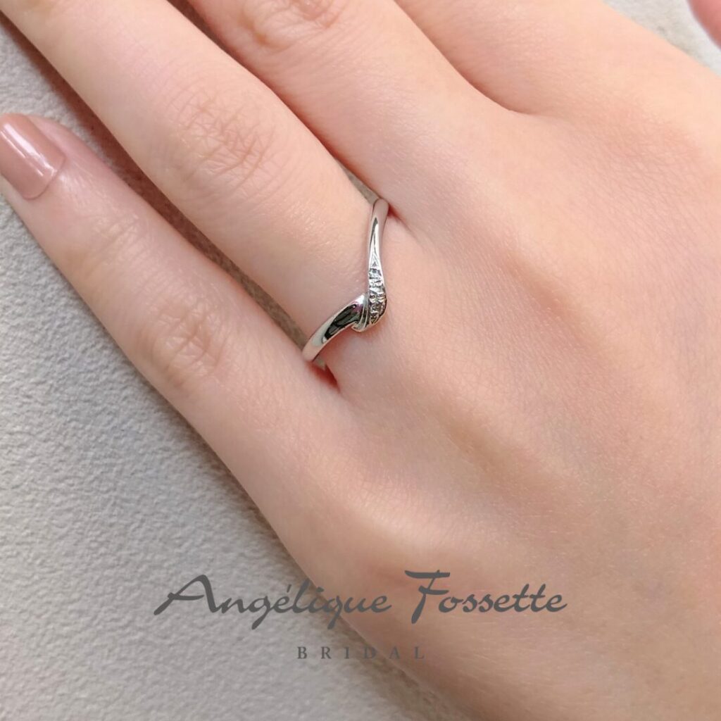 結婚指輪『ジョリ』を着けた手元