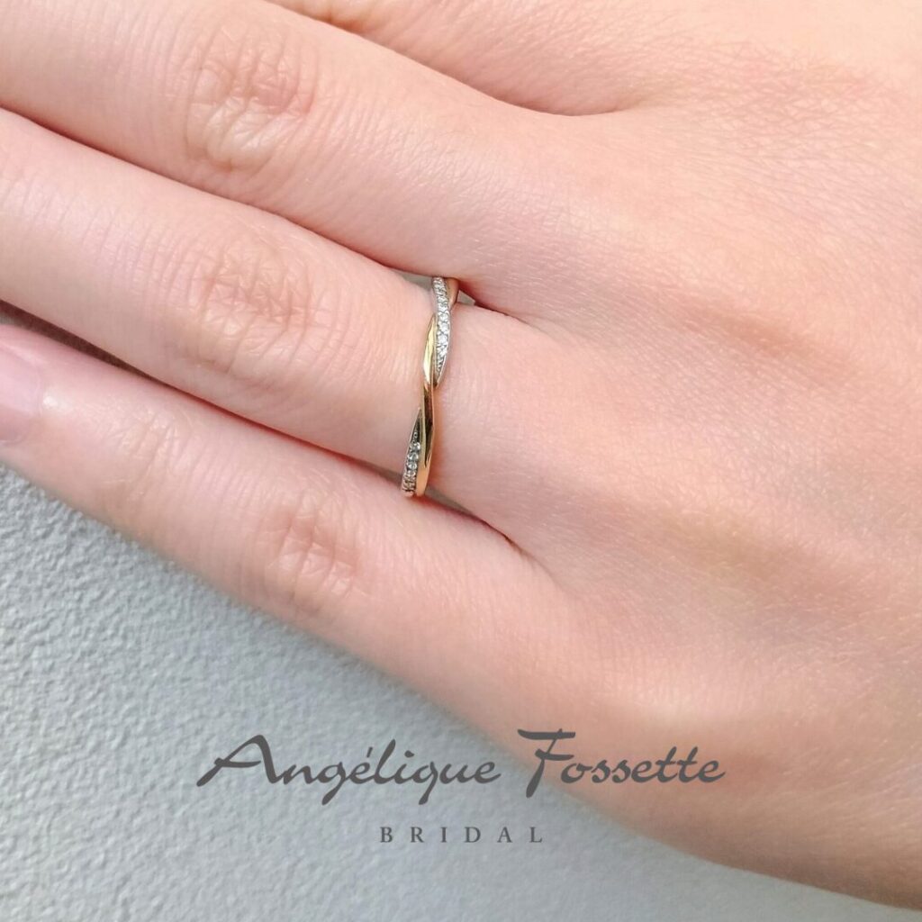 結婚指輪『コロレ』を着けた手元