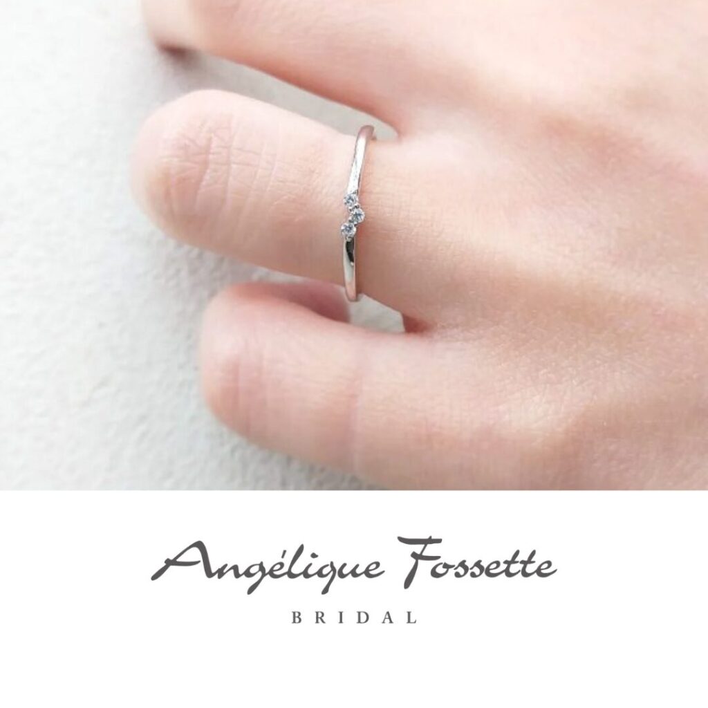 指輪『レーヴ』を着けた手元