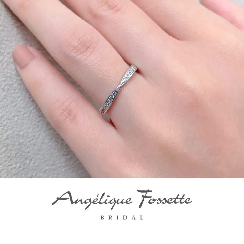 指輪『アディムス』を着けた手元