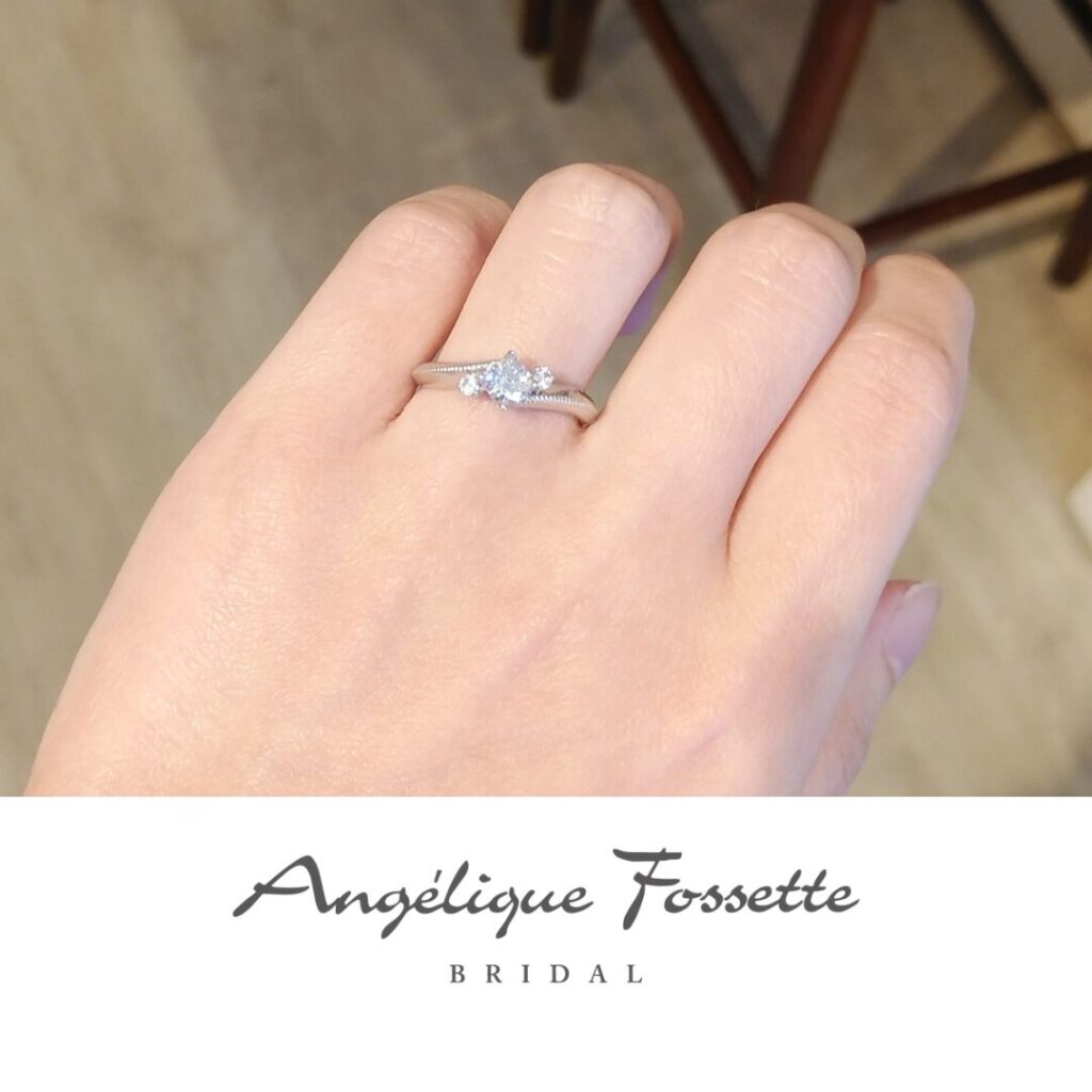 婚約指輪『イリス』を着けた手元